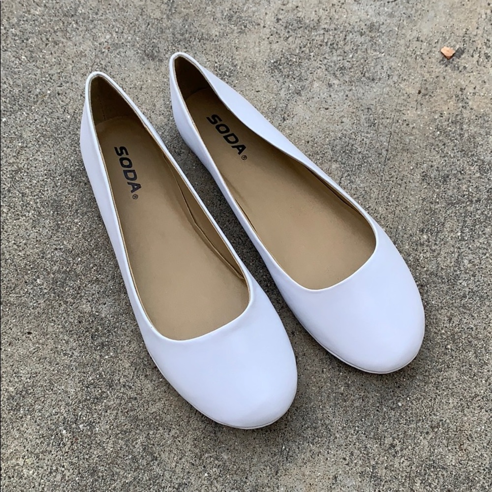 Soda White Women's Classic Round-Toe Ballet Flats